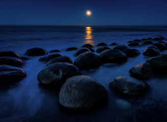 Obraz premium Moonrise Bowling Ball Beach California