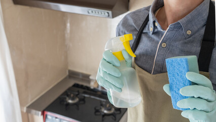 キッチンの掃除をする人