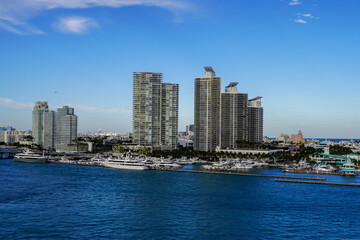 Obraz premium Beautiful aerial panoramic view of the city of Miami, its buildings, marina, yachts and luxurious suburbs houses