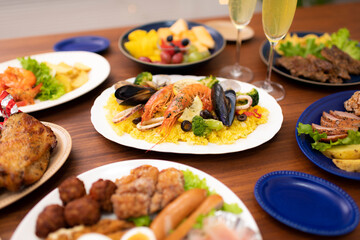 テーブルに並んだクリスマスの食事