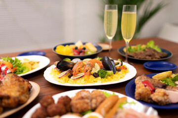 テーブルに並んだクリスマスの食事