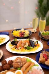 テーブルに並んだクリスマスの食事