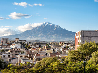 Volcán Chimborazo desde Riobamba en Ecuador - obrazy, fototapety, plakaty