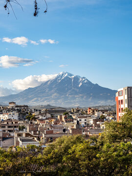 Volc&aacute;n Chimborazo desde Riobamba en Ecuador