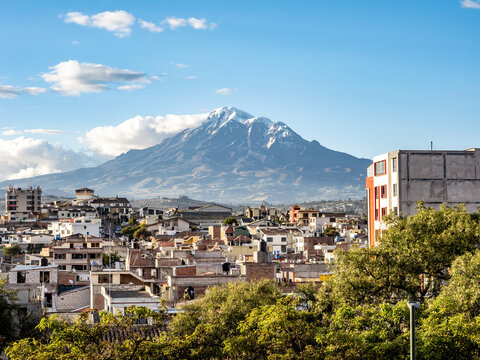 Volcán Chimborazo desde Riobamba en Ecuador