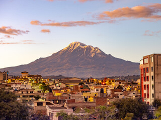 Volc&aacute;n Chimborazo desde Riobamba en Ecuador