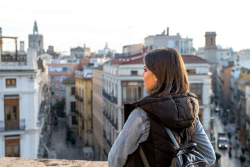 Visitando Valencia en España. Vista de una joven viajera disfrutando del paisaje urbano de...