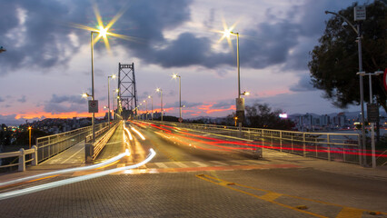 tráfego e o pôr do sol ponte Hercílio luz de Florianopolis Santa Catarina Brasil Florianópolis