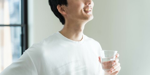 水を飲む日本人男性