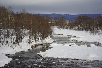 幌加内町の川の周りに積もった雪