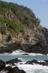 Fototapeta premium Rocky coast on the touristic beach of Zihuatanejo. 
