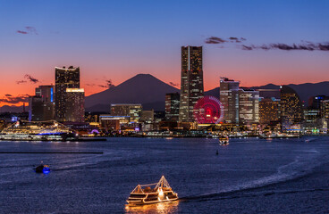 横浜ベイブリッジからみなとみらい夜景と富士山