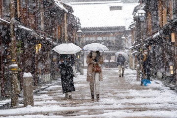 盛んに雪が降り積もる金沢の人気観光地「ひがし茶屋街」