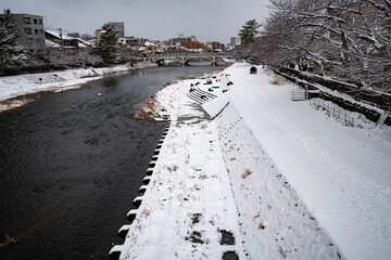 冬の金沢・雪が降り積もる浅野川と浅野川大橋