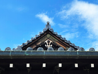 初詣に神社を参拝　本殿の屋根と青い空