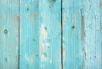 水色の塗装の剥げた木目板