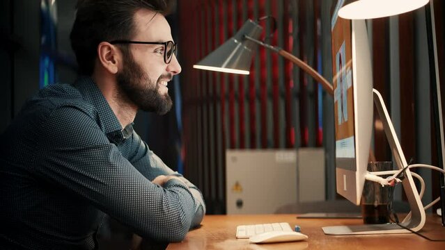 man study e-learning education and lecture course