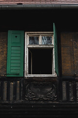 Stare okno z zielonymi okiennicami