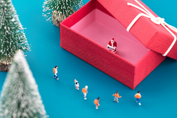 Santa Claus hidden in the mini creative gift box