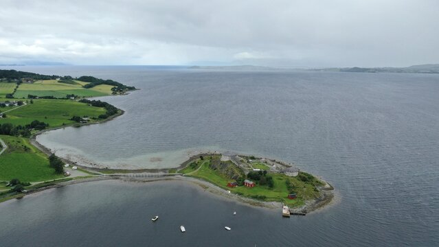 survol du fjord de Trondheim et Ch&acirc;teau de Steinvikholm (Trondheimsfjord)