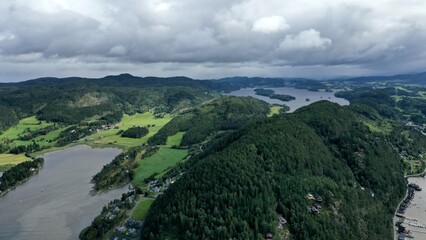 survol du fjord de Trondheim (asenfjord) et pointe de Frosta et île de Tautra en Norvège