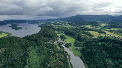 Fototapeta na wymiar survol du fjord de Trondheim (asenfjord) et pointe de Frosta et île de Tautra en Norvège