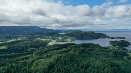 survol du fjord de Trondheim (asenfjord) et pointe de Frosta et île de Tautra en Norvège