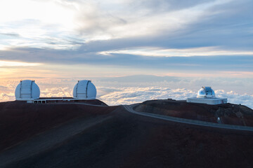 Fototapeta na wymiar ハワイ島 マウナケアの天文台群