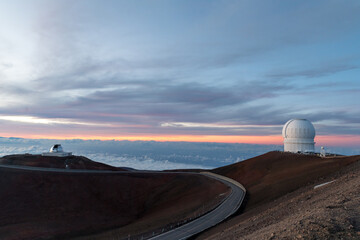 Fototapeta na wymiar ハワイ島 マウナケアの天文台と夕日
