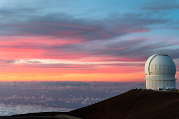 Fototapeta na wymiar ハワイ島 マウナケアの天文台と夕日