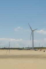 砂浜の風景と風力発電機