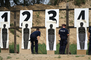 Trening strzelania z broni palnej przez policje i wojsko na strzelnicy sportowej do tarczy.  - obrazy, fototapety, plakaty