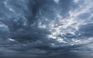 Obraz premium Gloomy heavy dark cloudscape background.