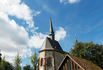 Kirchenstandort im Burgwald. Martinskirche auf dem Christenberg bei Münchhausen in die Wetschaft Senke (Marburger Bergland) in Hessen