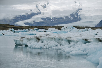 Many icebergs and ice floes in the glacial lagoon jökulsárlón in iceland, which has broken away from the glacier tongue breiðamerkurjökull. With a view of Hvannadalshnúkur in the background.