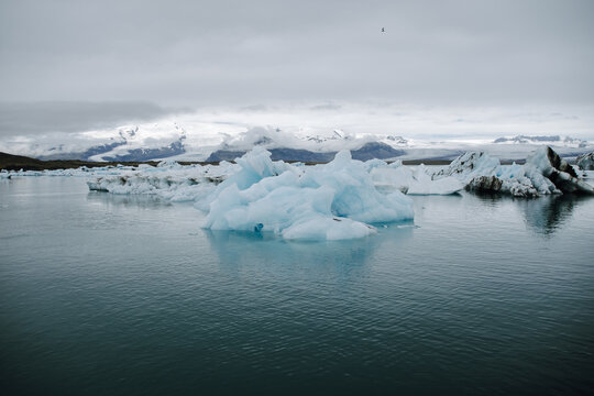 Single iceberg and ice floes in the glacial lagoon jökulsárlón in iceland, which has broken away from the glacier tongue breiðamerkurjökull. With a view of Hvannadalshnúkur in the background.