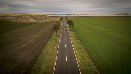 Straße auf dem Land von oben, Drohnenbild