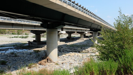 Autobahnbrücke über ausgetrocknetem Fluss in Norditalien