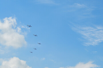 ブルーインパレスのような5機の飛行機と青空