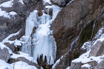 Fototapeta na wymiar Gefrorener Wasserfall