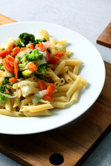 Macaroni and vegetables dish