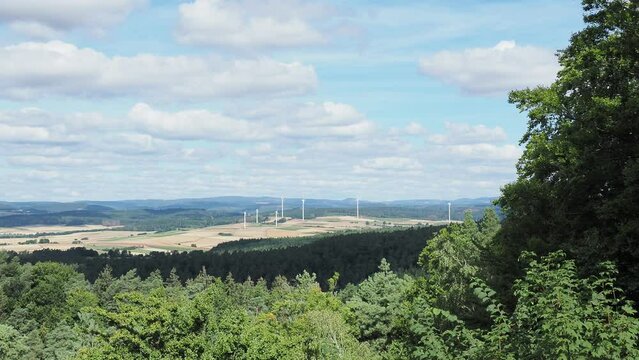 Burgwald Hessische Waldlandschaft. Blick vom Burgwaldpfad und Christenberg-Tour in die Wetschaft Senke (Marburger Bergland) und Windpark auf das nordhessische Ederbergland