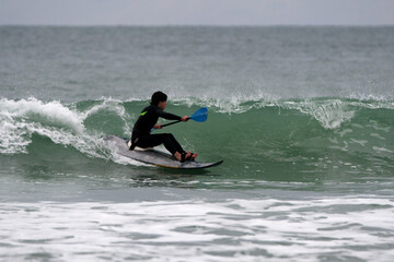 Surf, paddle et jeux d'eau sur une plage en Bretagne