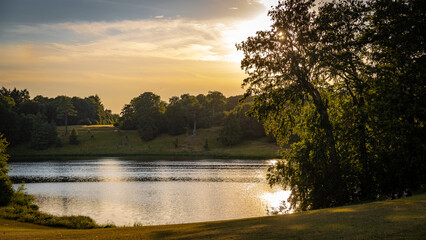 Joli coucher de soleil se reflétant sur un lac près de Blenheim palace en Angleterre