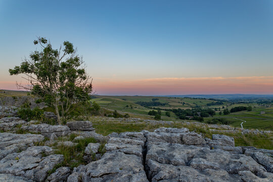 Coucher du soleil color&eacute; sur les pierres de malham cove, Angleterre