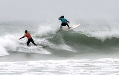 Surf, paddle et jeux d'eau sur une plage en Bretagne