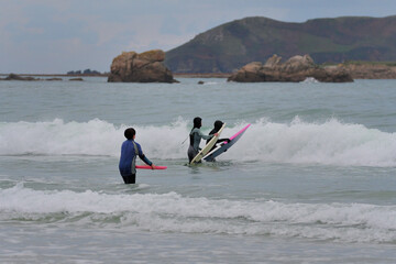 Surf, paddle et jeux d'eau sur une plage en Bretagne