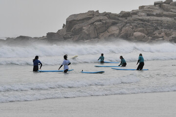 Surf, paddle et jeux d'eau sur une plage en Bretagne