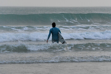 Surf, paddle et jeux d'eau sur une plage en Bretagne