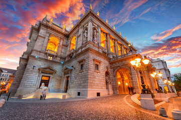 Obraz premium The Hungarian Royal State Opera House in Budapest, Hungary at sunset, considered one of the architect's masterpieces and one of the most beautiful in Europe.